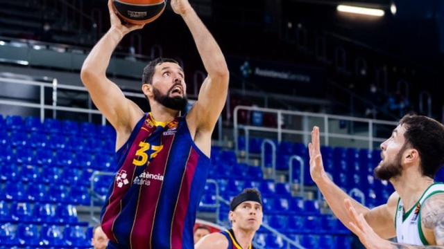 Mirotic lanzando a canasta en el Barça-Zalgiris