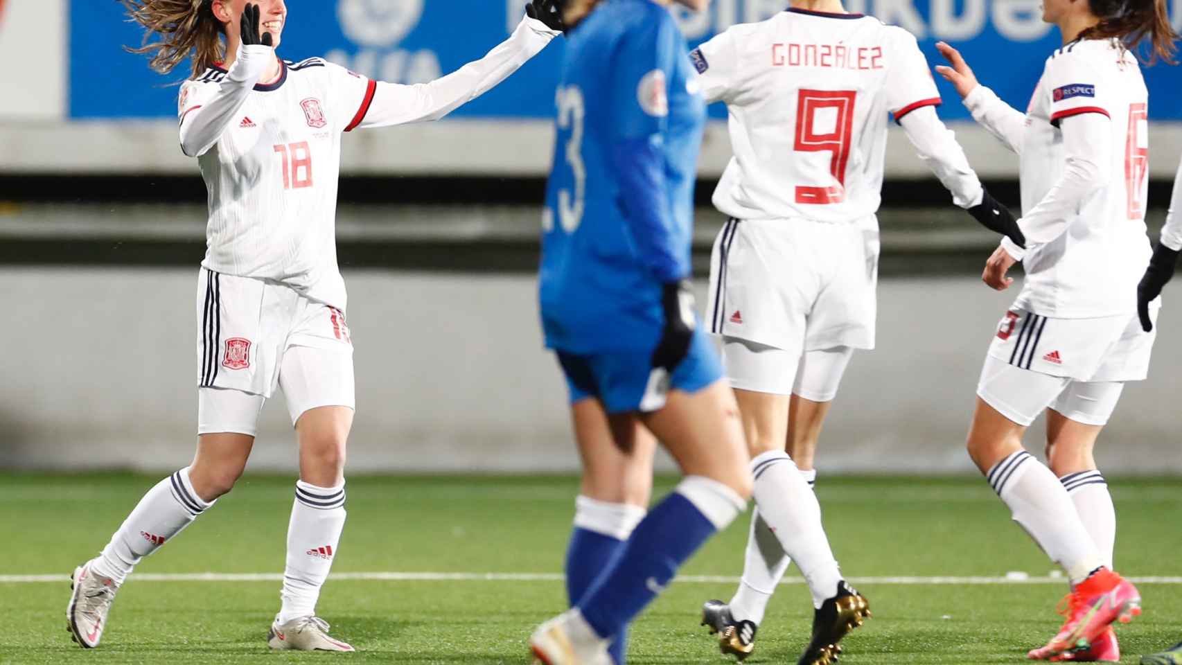 La selección española femenina celebra uno de sus goles ante Azerbaiyán