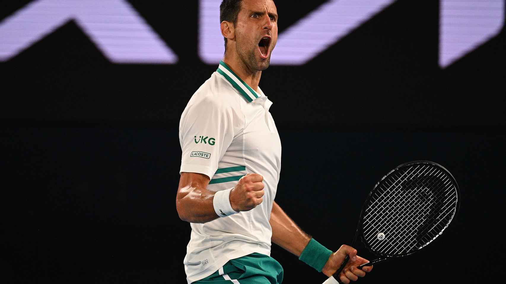 Djokovic celebra su victoria ante Karatsev