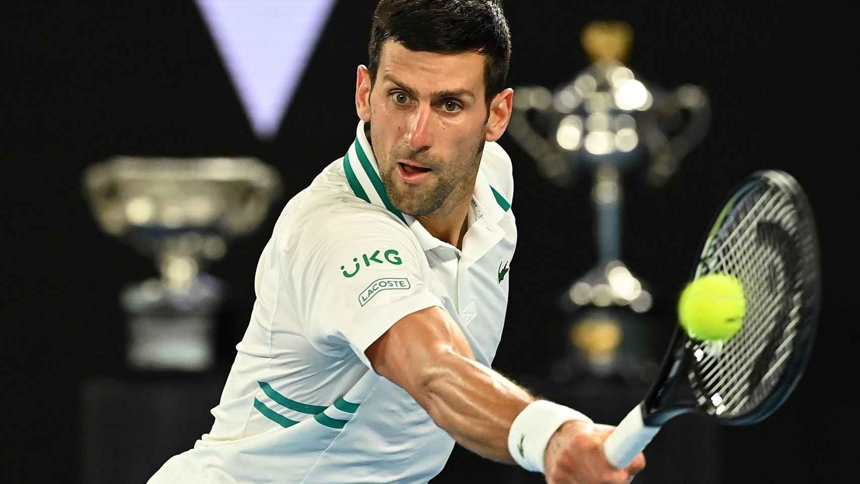 Djokovic ejecuta un revés ante Karatsev en el Open de Australia