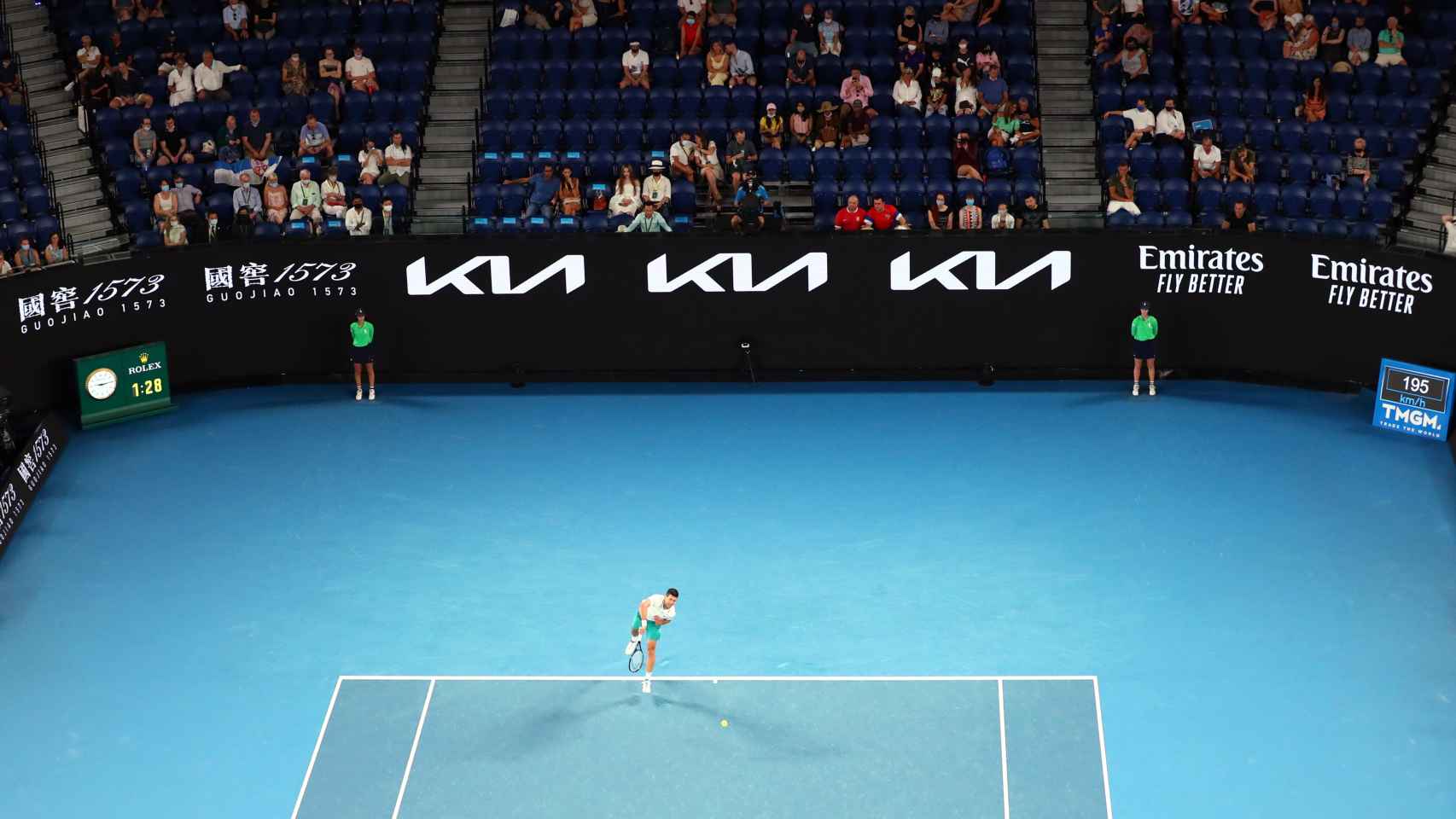 Novak Djokovic realiza un saque ante el público en el Open de Australia