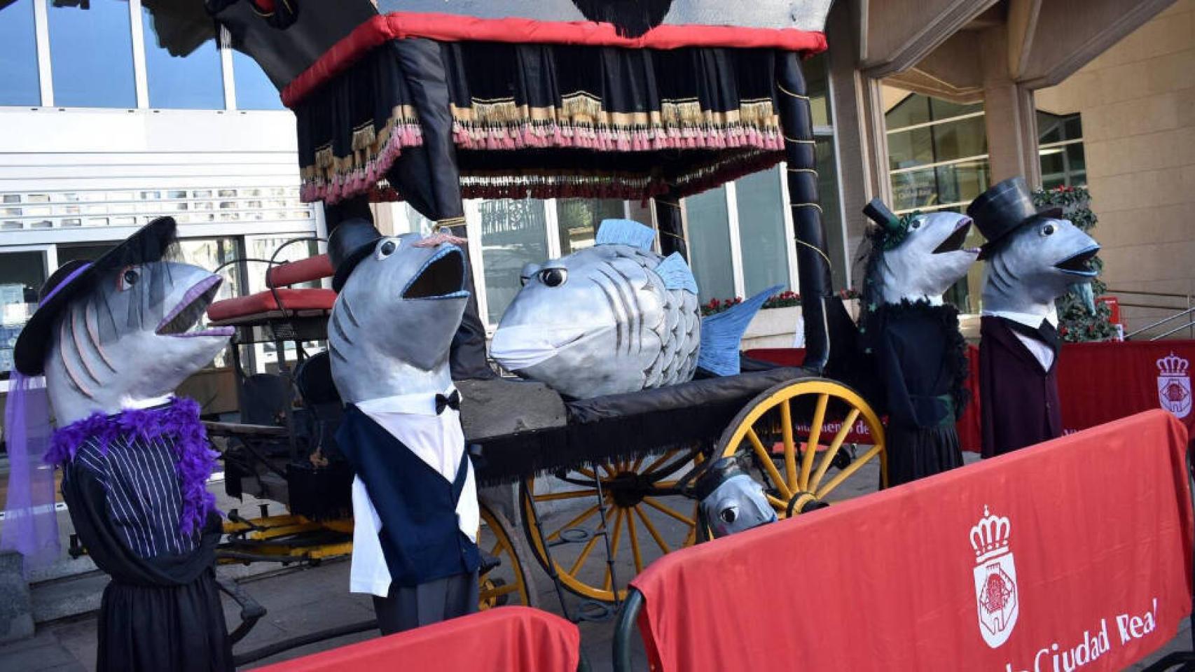 El catafalco de la sardina y los nuevos cabezudos de su cortejo están ya expuestos en la Plaza Mayor de Ciudad Real. Foto: Ayuntamientos