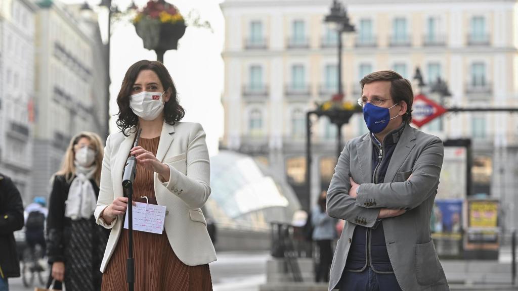 Isabel Díaz Ayuso y José Luis Martínez-Almeida comparecen ante los medios en la Puerta del Sol.