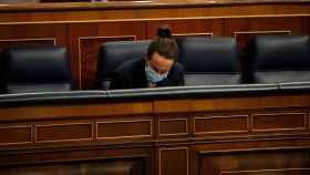 Pablo Iglesias, solo en el Congreso, sentado en el banco azul del Gobierno.