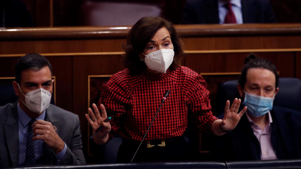 Pedro Sánchez y Pablo Iglesias, separados por Carmen Calvo, en el Congreso.