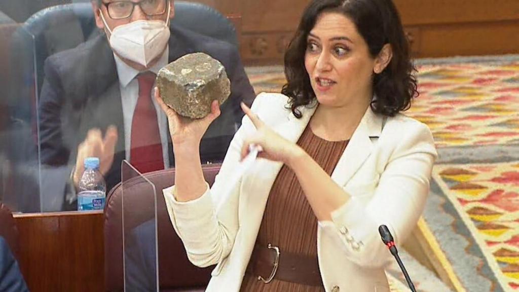 Ayuso durante su polémica intervención en la Asamblea de Madrid.