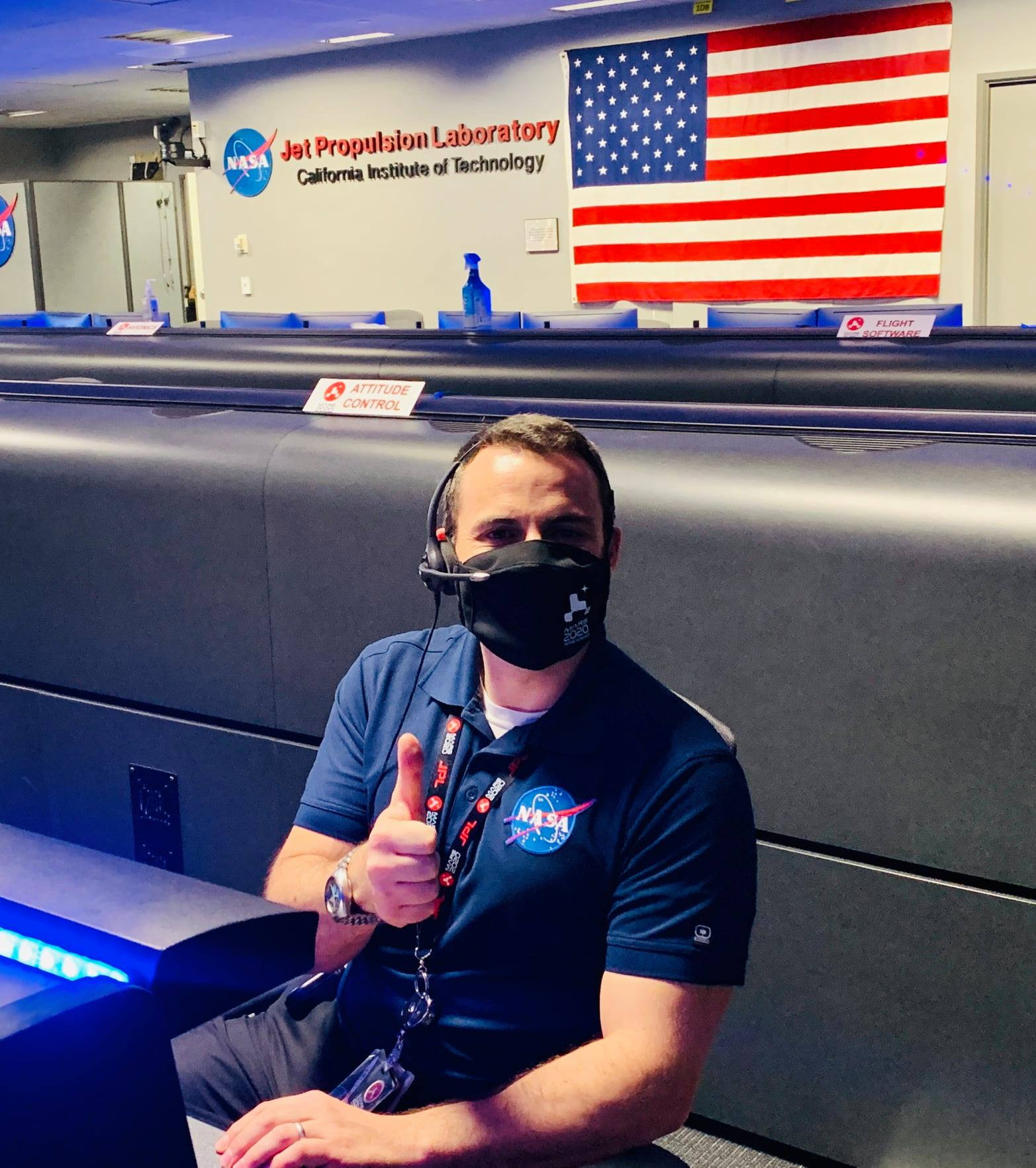 Fernando Abilleira en su puesto de trabajo en el JPL de la NASA (foto de su perfil personal de Facebook)