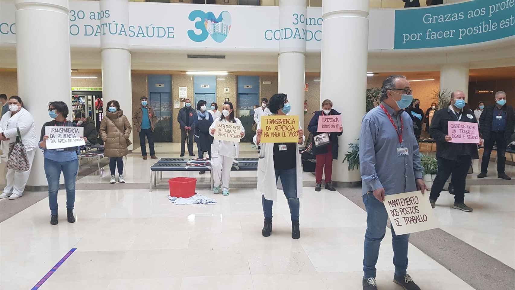 Personal sanitario durante una concentración en el Hospital Meixoeiro.