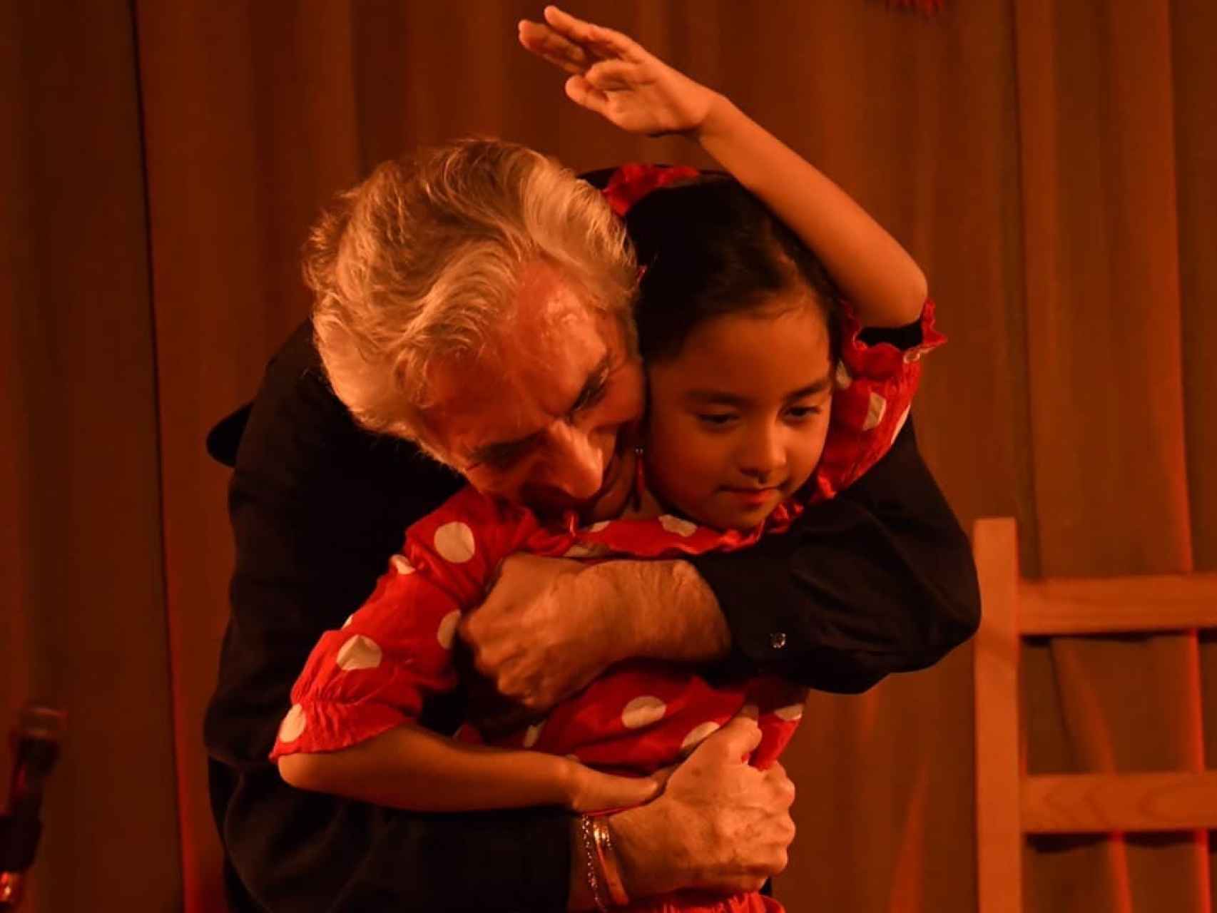 El cantaor Enrique Heredia, que vive en Japón desde hace 50 años, con su nieta.