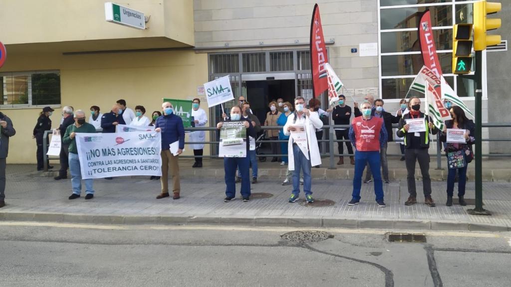 Concentración en un centro de salud de Málaga por una agresión a profesionales sanitarios.