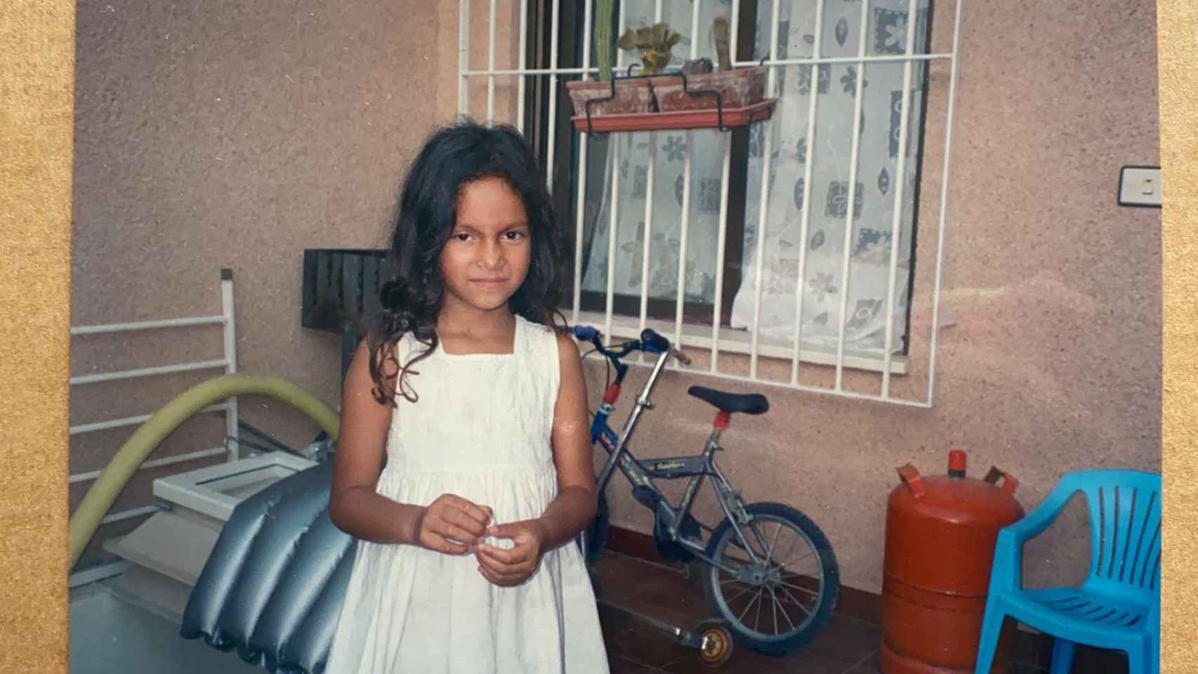 Alana, de niña, en su barrio de Mazarrón.