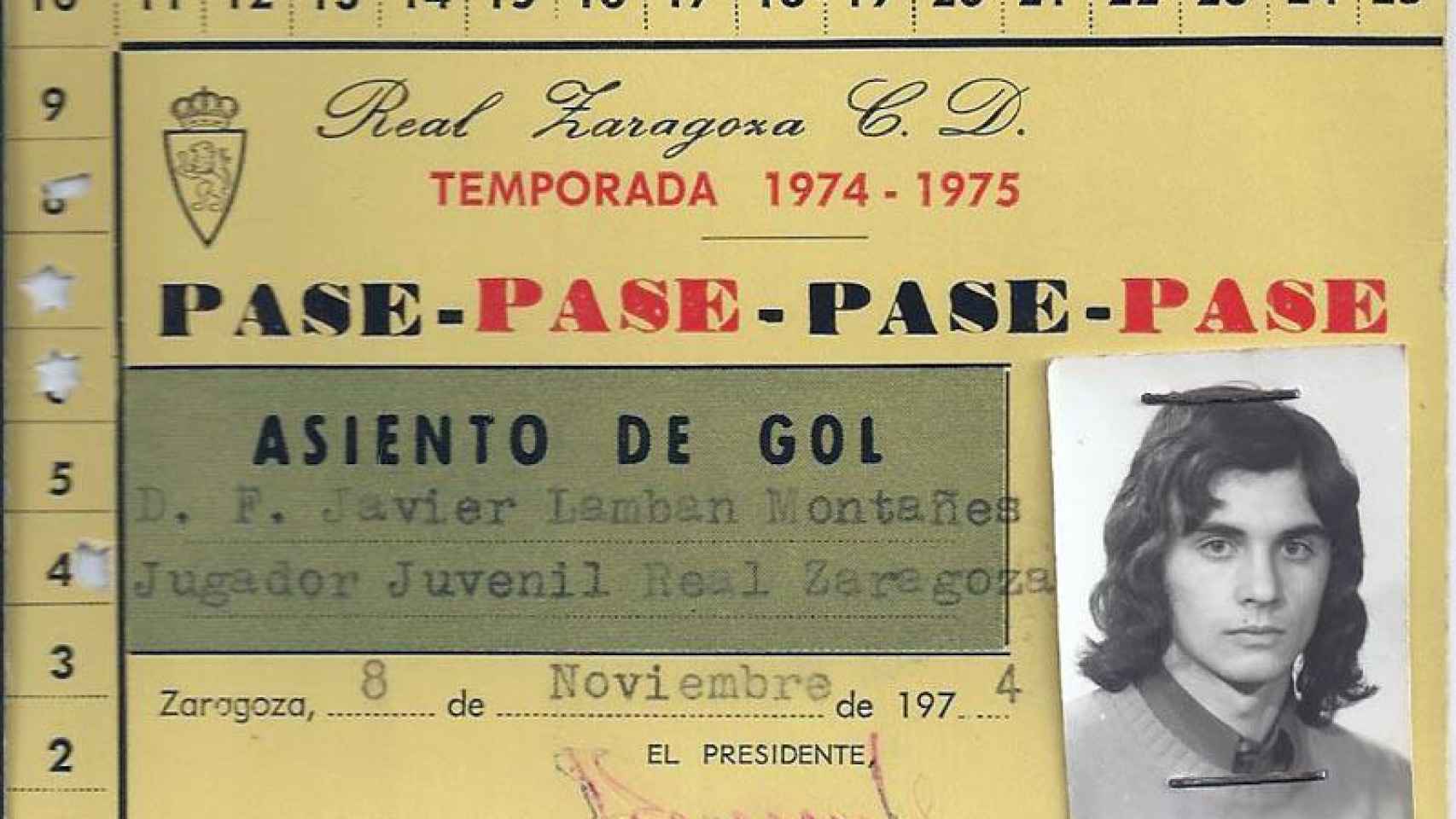 Su carnet de socio del Real Zaragoza, equipo en cuyas categorías inferiores jugó