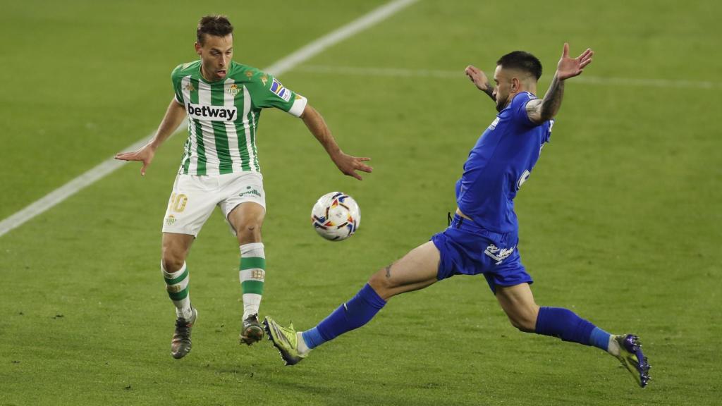 Canales peleando un balón en el Betis-Getafe