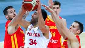 Tres jugadores de España defendiendo ante el ataque de Polonia