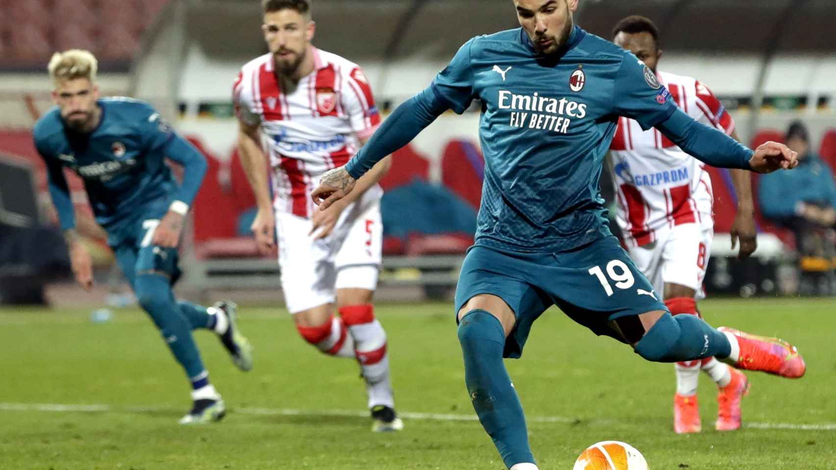Theo Hernández marca de penalti contra el Estrella Roja en la Europa League