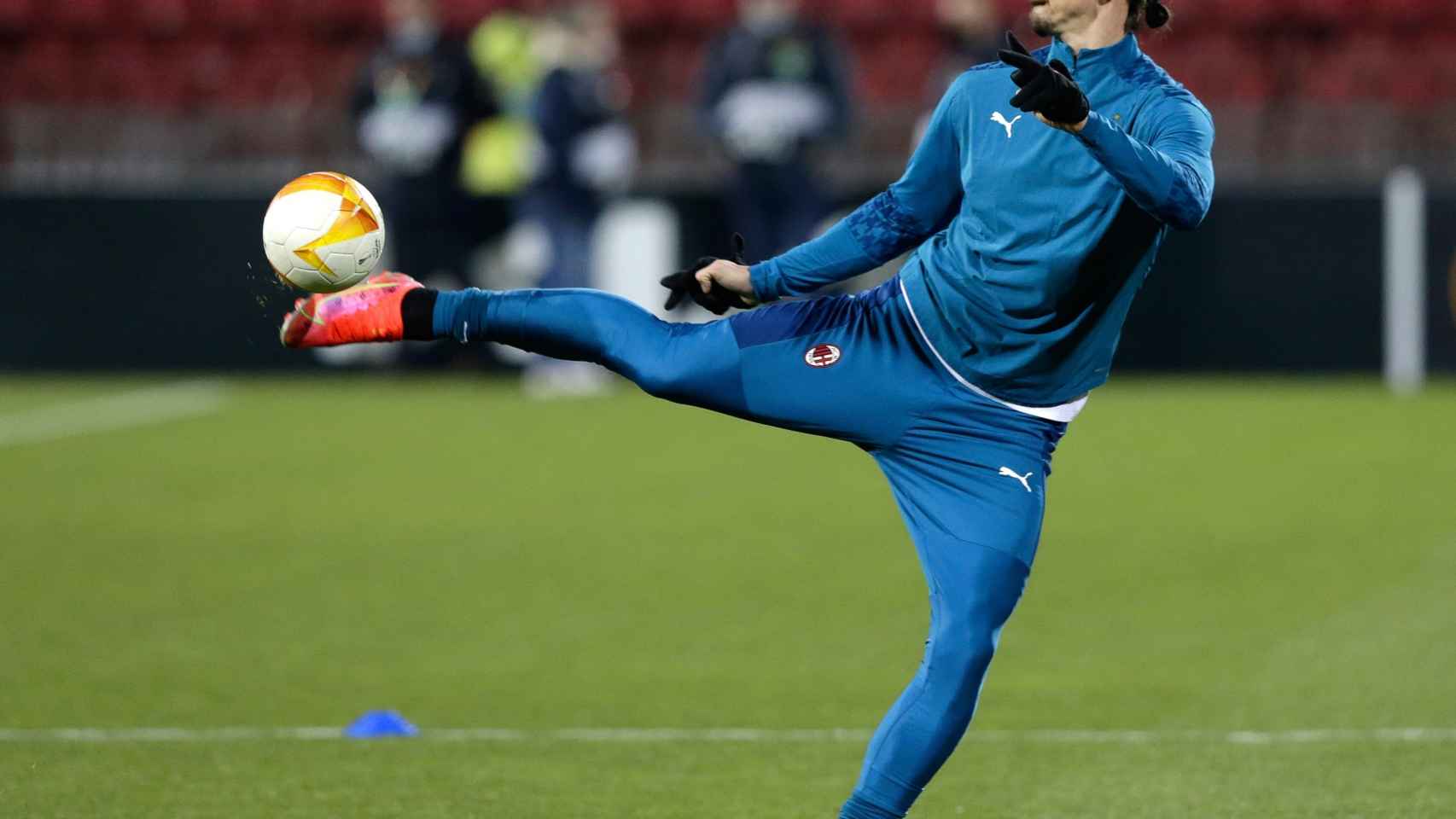 Ibrahimovic en el calentamiento previo del partido frente al Estrella Roja