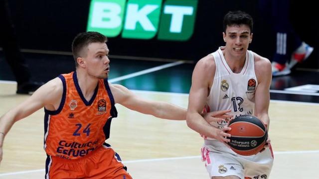 Carlos Alocén ante Hermannsson en el Valencia-Real Madrid