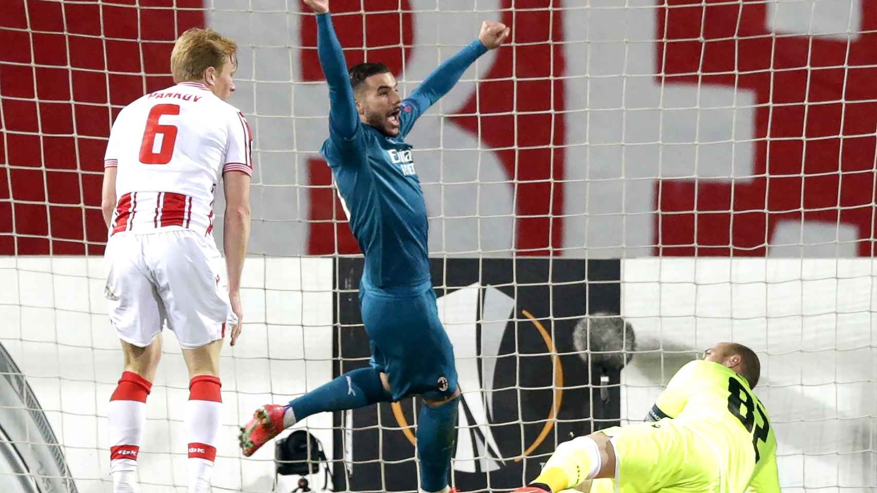 Theo Hernández celebra un gol con el Milan