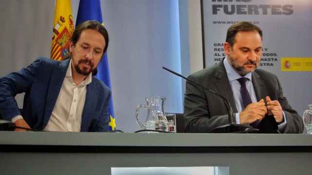 José Luis Ábalos, junto a Pablo Iglesias, en la mesa de la sala de prensa de Moncloa.