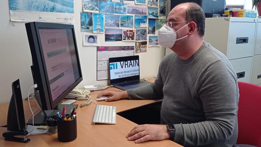 Santiago Escobar, en su despacho del Instituto VRAIN de la Universitat Politècnica de València.