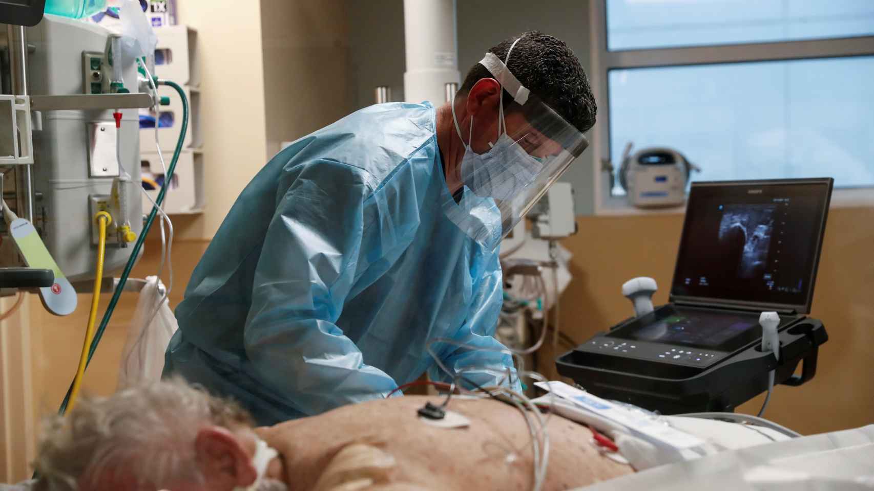 Un sanitario trata a un enfermo de Covid en la UCI de un hospital de Florida.