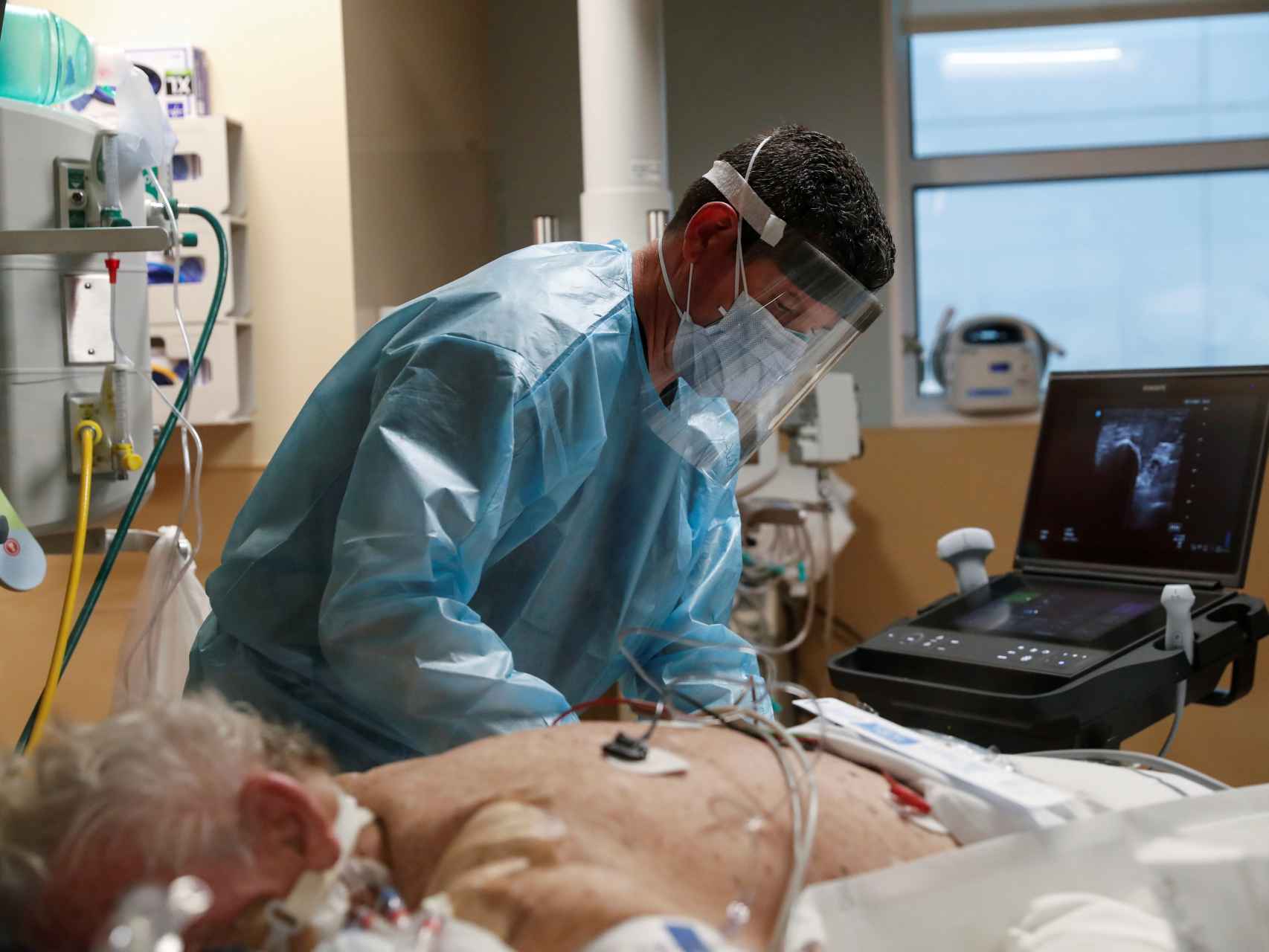 Un sanitario trata a un enfermo de Covid en la UCI de un hospital de Florida.