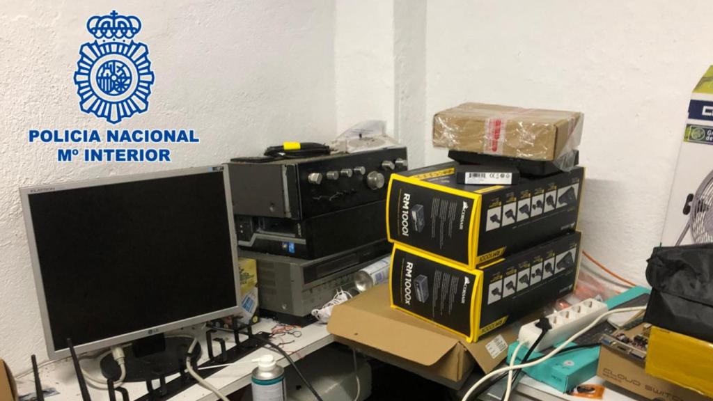 Tres detenidos en A Coruña por la venta ilícita de televisión de pago por Internet