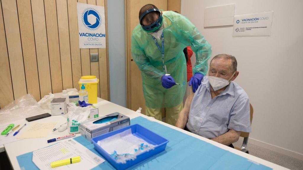 Prueba piloto de la vacunación a mayores de 80 en Santiago de Compostela