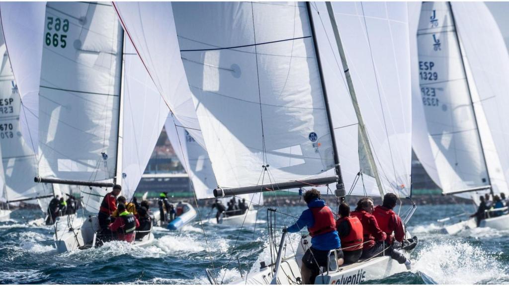Debut del Marnatura-Sail Cascais con olímpicos lusos en las Winter series J70 en Vigo