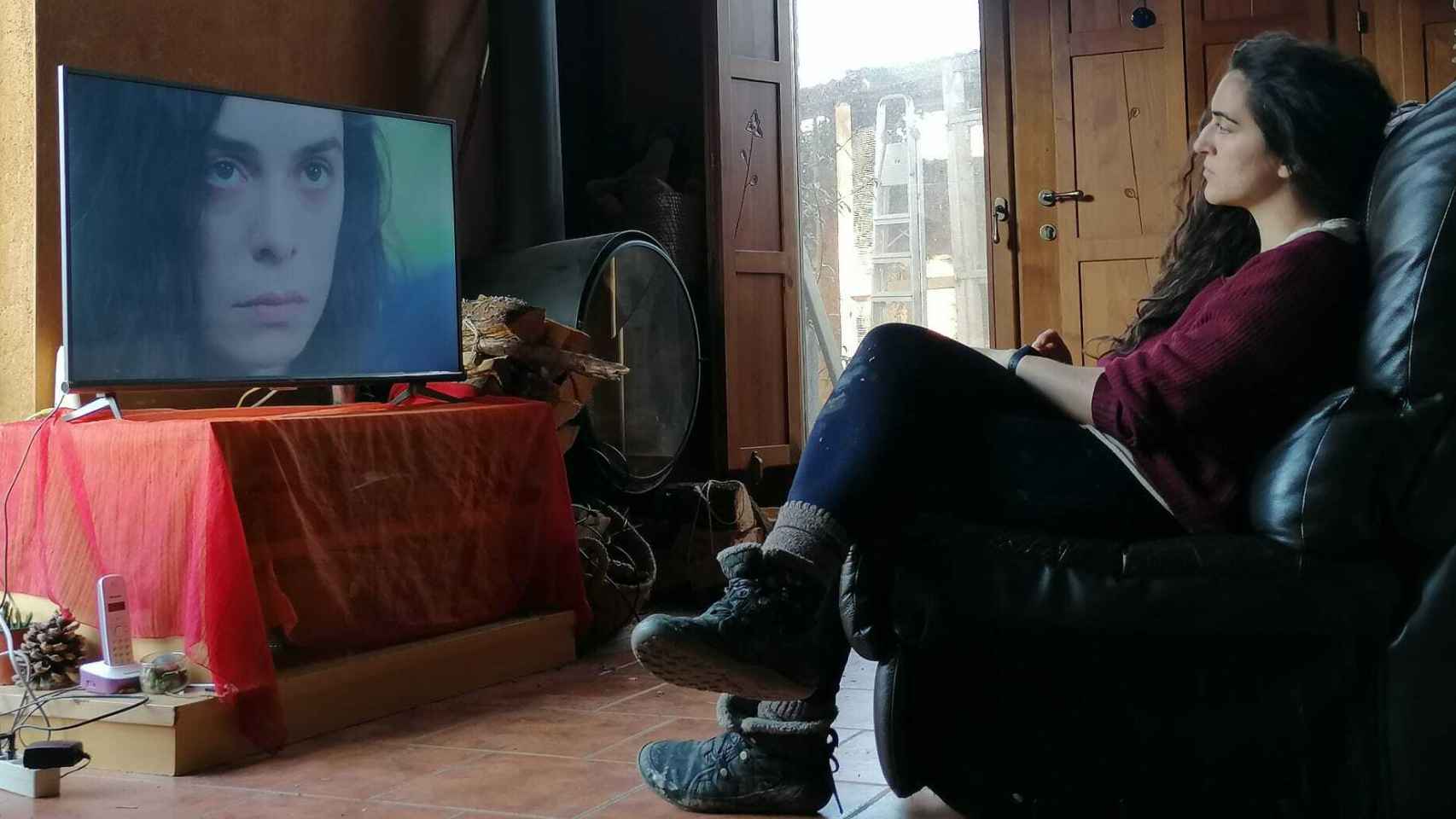 Selin Bostanci viendo un capítulo de la serie turca 'Mujer'.
