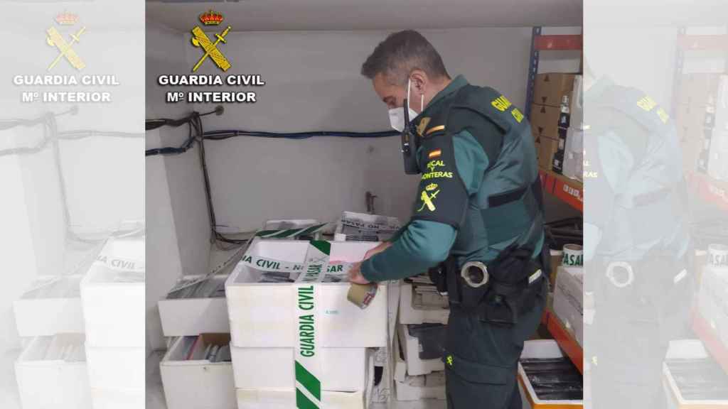 Efectos intervenidos a tres vecinos de Vigo investigados por distribuir accesorios para móviles y tabletas supuestamente falsificados