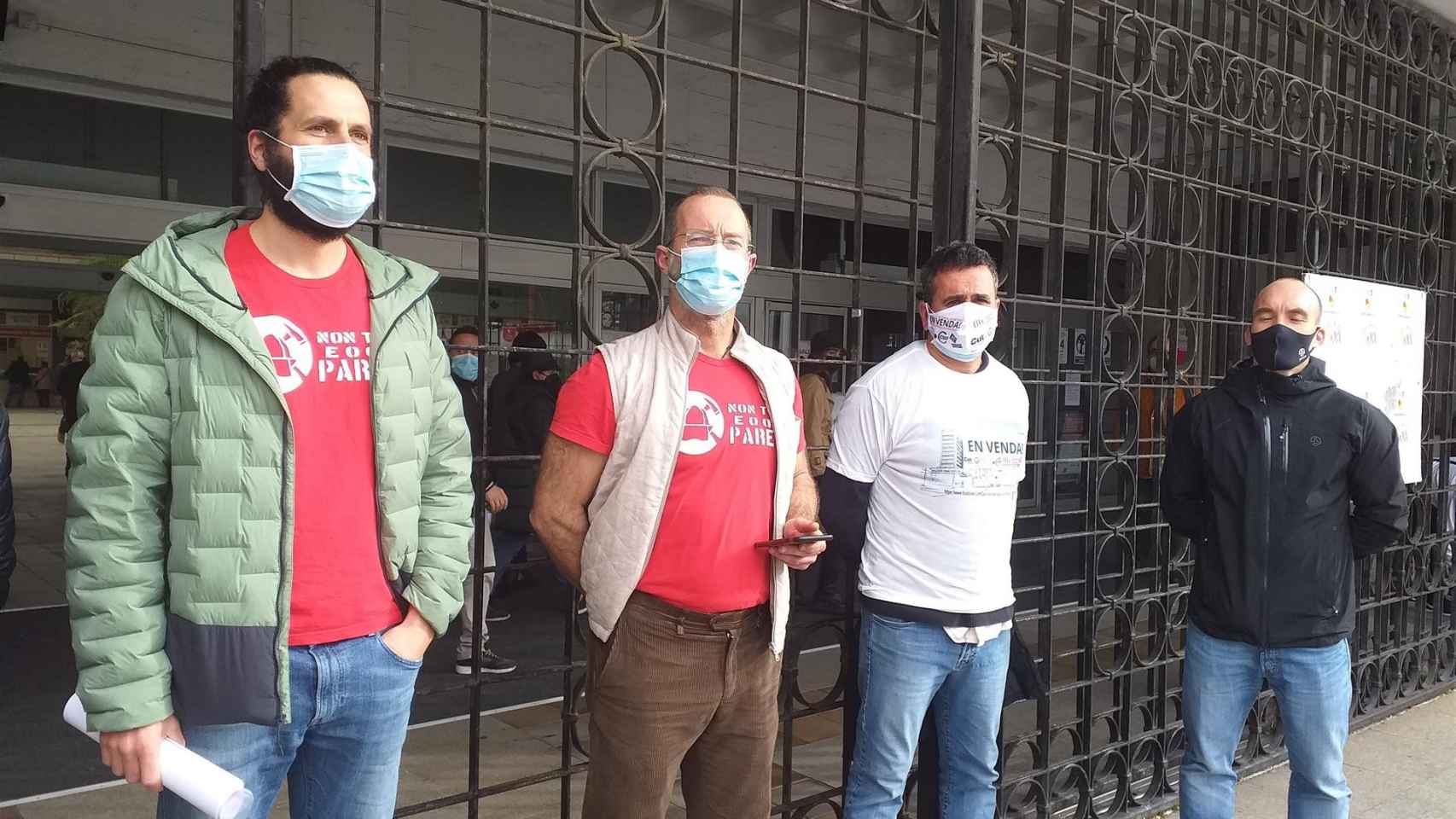 Representantes del comité de huelga de los bomberos de Vigo, ante la entrada principal del Ayuntamiento olívico.