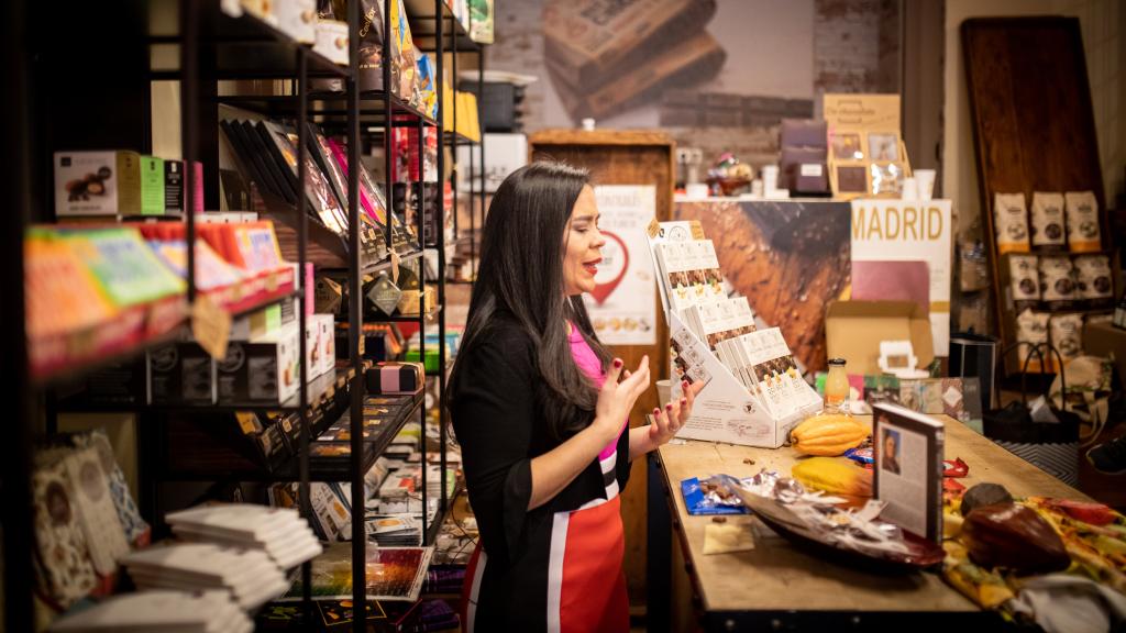 Helen López, periodista gastronómica especializada en chocolate, explicando cada uno de los atributos de las tabletas.