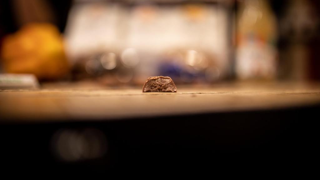 Un onza de chocolate sobre la mesa de la tienda La Colonial de Eureka.