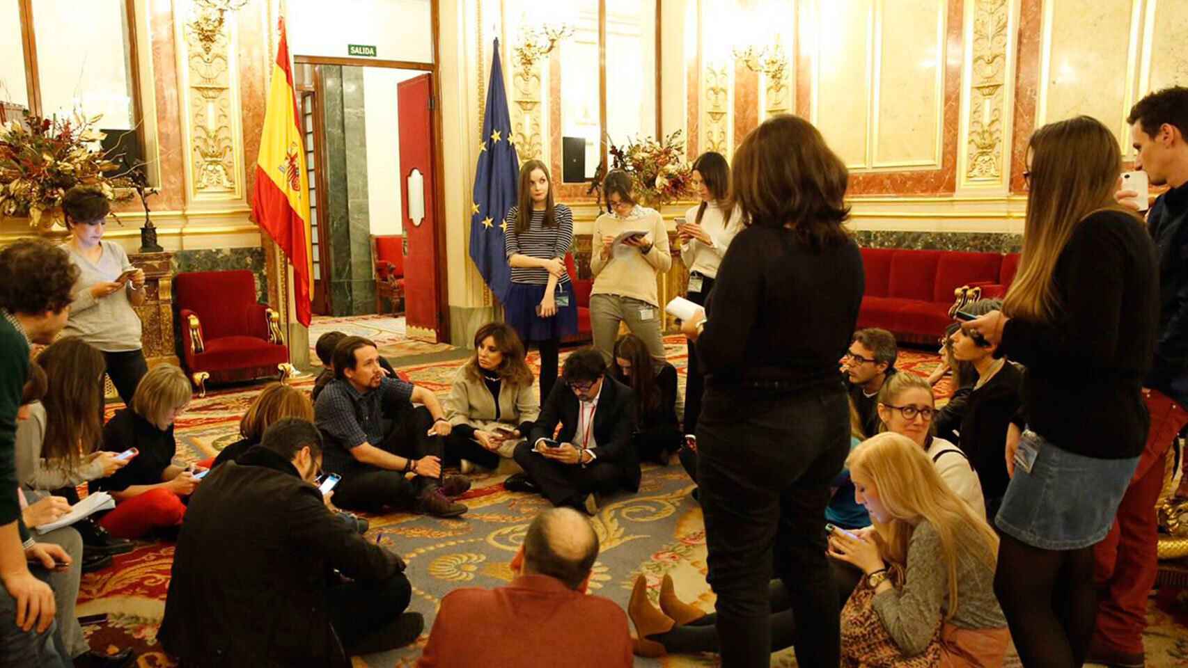 Pablo Iglesias y sus acólitos, sentados en el suelo del Congreso de los Diputados.