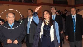 Aldrey Iglesias El Gallego (izquierda), uno de los vacunados VIP, junto a Cristina Fernández de Kirchner.