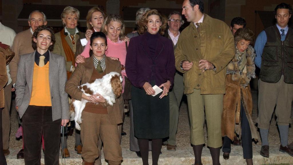 Bárbara Kalachnikoff y el marqués de Paúl (derecha) con sus hijas Bárbara (izquierda), Cristina (centro) y el exmarido de Elena de Borbón, Jaime de Marichalar (centro).