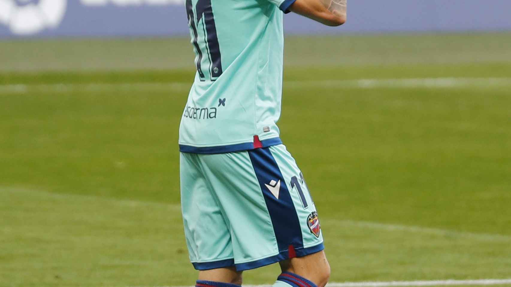 José Luis Morales celebra señalando al cielo su gol