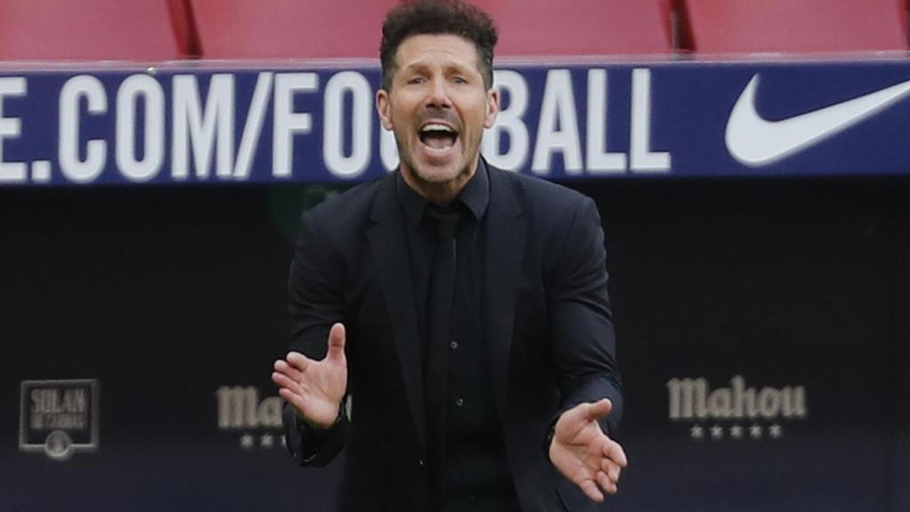 El 'Cholo' Simeone dando órdenes a sus jugadores desde la banda