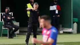 Mendilibar se enfada en la banda en un partido del Eibar
