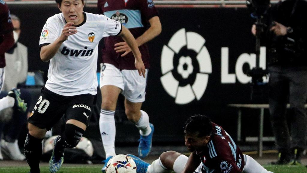 Kang-In Lee se zafa de dos defensores del Celta