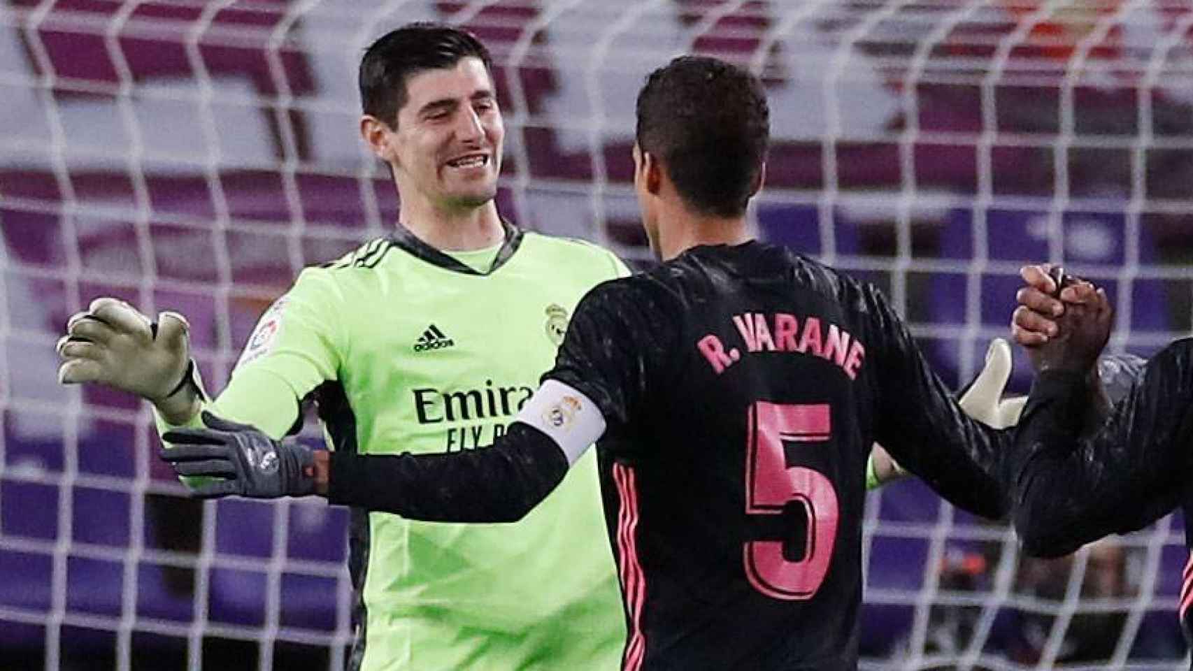 Thibaut Courtois celebra con Raphaël Varane la victoria del Real Madrid ante el Valladolid