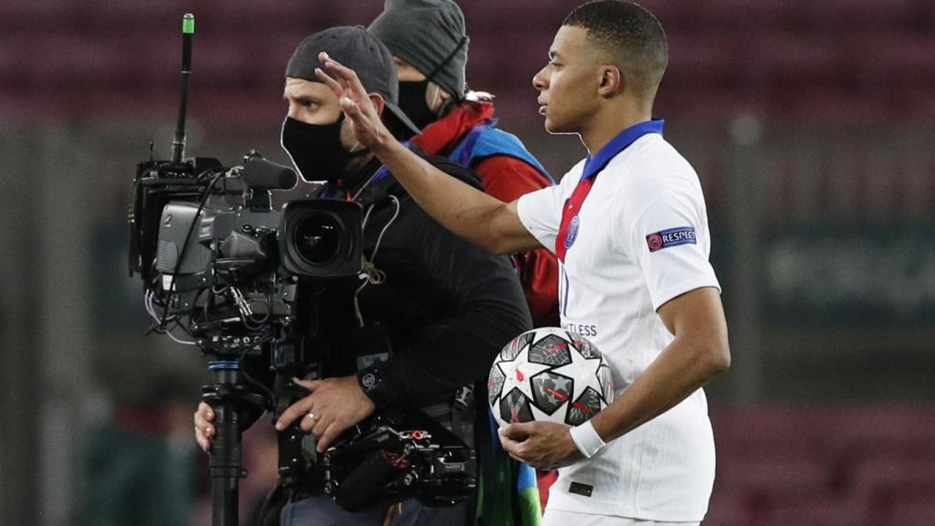 Mbappé, con el balón de su hat-trick al Barcelona