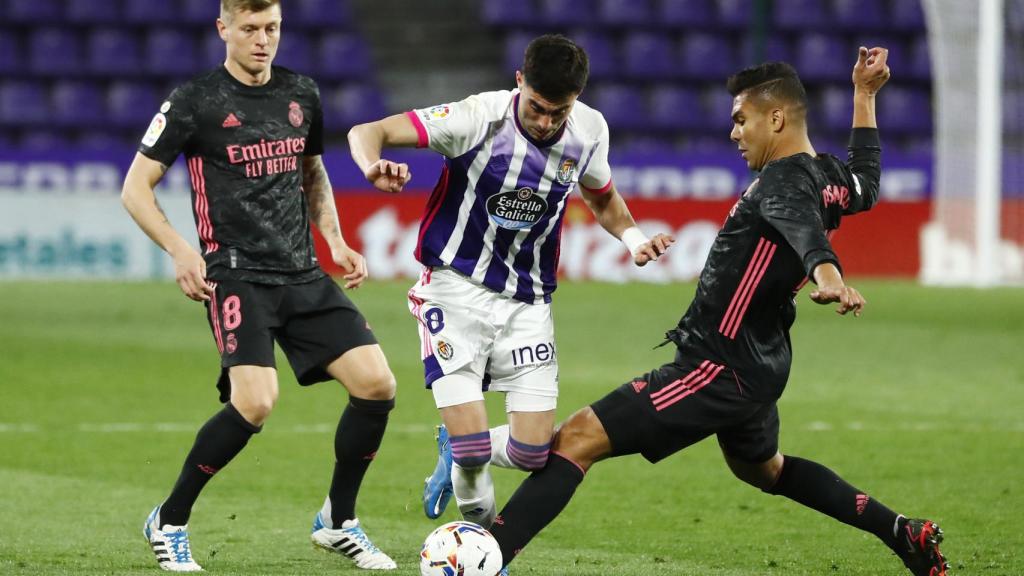 Kroos y Casemiro presionan a Kike Perez