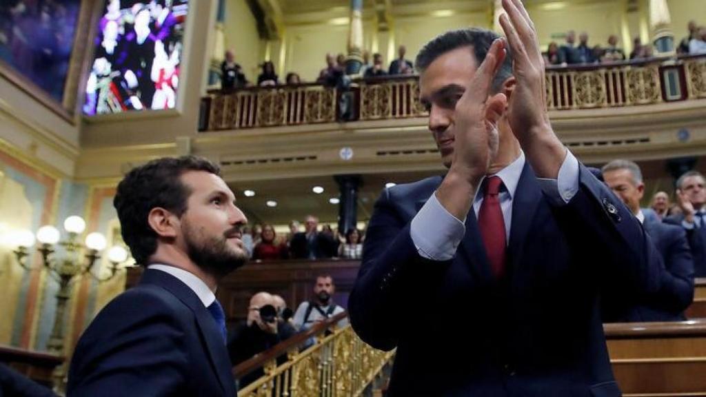 Pablo Casado, junto a Pedro Sánchez, en el Congreso de los Diputados.