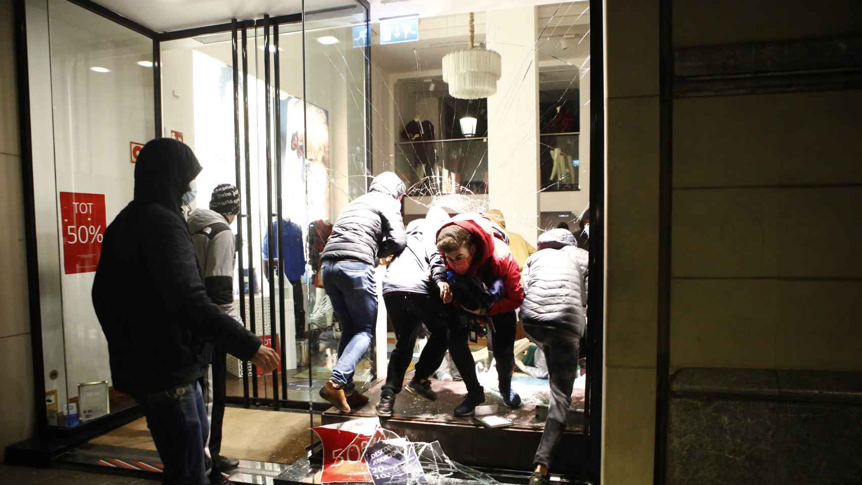Un grupo de vándalos saquea un comercio en Barcelona durante la manifestación por Pablo Hasél.
