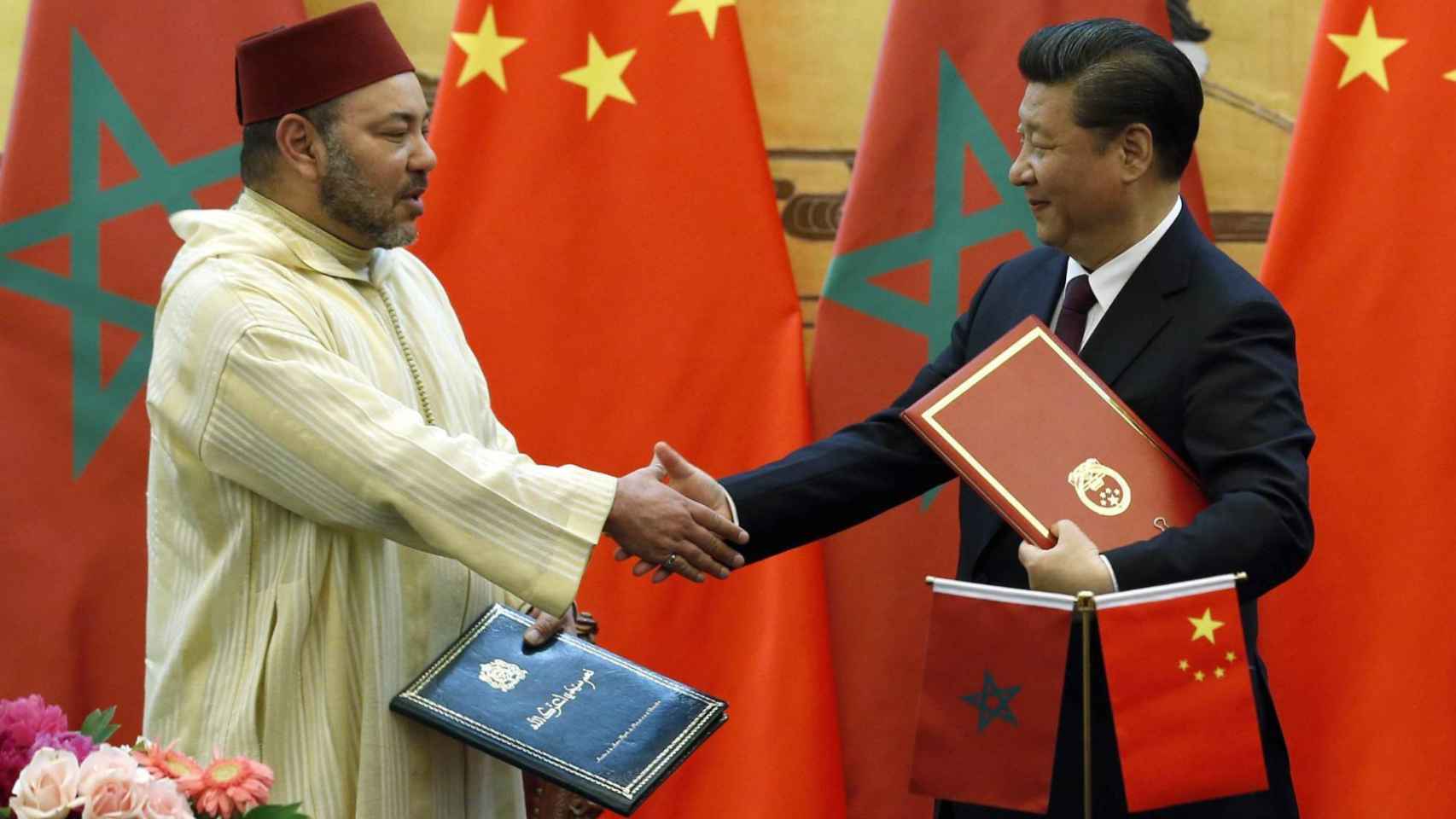 El rey de Marruecos, Mohamed IV, da la mano al presidente chino, Xi Jinping.