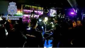 La Policía desaloja un restaurante con 16 personas escondidas dentro en Madrid.