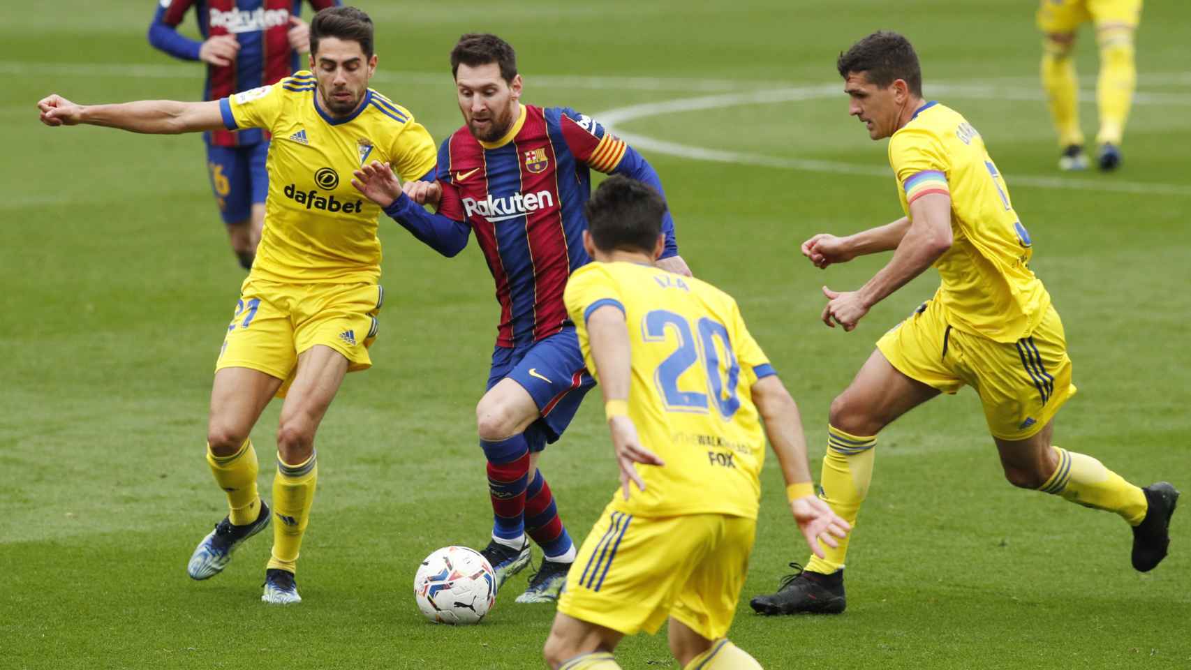 Leo Messi, encerrado entre varios jugadores del Cádiz