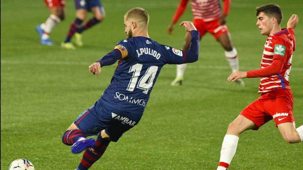 Pulido juega un balón en largo en el Huesca - Granada